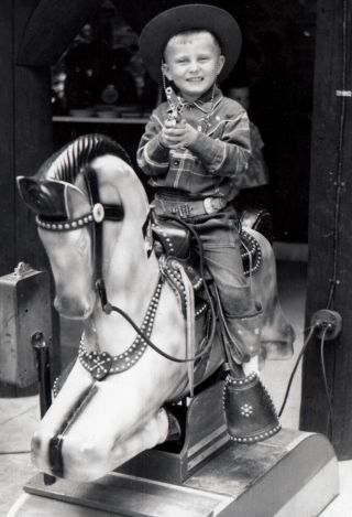 COIN - OP HORSE RIDE & TOY GUN COWBOY COSTUME HAPPY BOY 1957 VINTAGE PHOTO 2