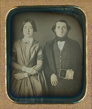 Couple Holding Daguerreotype Of Young Girl Mourning 1/6 Plate Daguerreotype E433