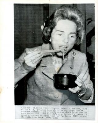 1962 Wire Photo Politics Robert Kennedy Wife Us Attorney General Noodles 8x10