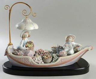 Lladro Figurine 5966 " Flowers Forever " With Base