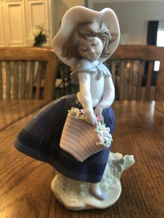 Lladro Figurine Pretty Pickings Girl With Basket Of Flowers 5222 Retired