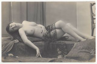 1920 French Photograph - Curvy,  Naked Reclining Beauty - Great Smile