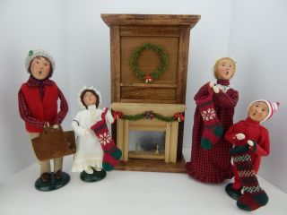 Byers Choice Carolers 2000 - 01 Family In Red Flannel W/ Stockings & Lit Fireplace