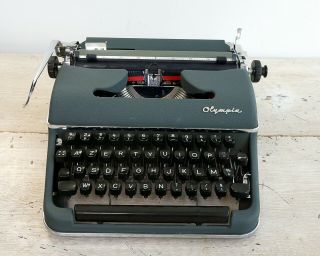 Olympia SM2 Typewriter 1950s Typewriter with Case AZERTY French Keyboard 2