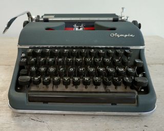 Olympia SM2 Typewriter 1950s Typewriter with Case AZERTY French Keyboard 3