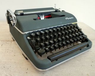 Olympia SM2 Typewriter 1950s Typewriter with Case AZERTY French Keyboard 4
