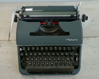 Olympia SM2 Typewriter 1950s Typewriter with Case AZERTY French Keyboard 5