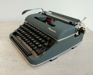 Olympia SM2 Typewriter 1950s Typewriter with Case AZERTY French Keyboard 7