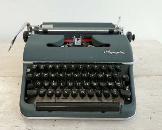 Olympia SM2 Typewriter 1950s Typewriter with Case AZERTY French Keyboard 8