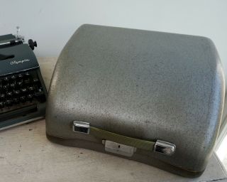 Olympia SM2 Typewriter 1950s Typewriter with Case AZERTY French Keyboard 9
