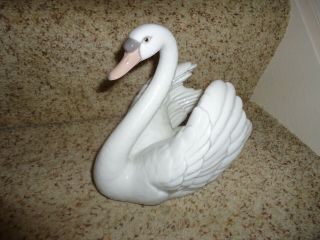 Lladro Porcelain Figurine Swan With Wings Spread 5231 Retired