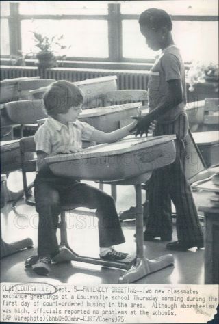 1975 Press Photo Racial Harmony Black & White School Boys Shake Hands In Class