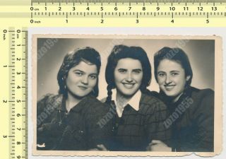1941 Three Females,  Pretty Women Portrait - Vintage Old Photo Snapshot