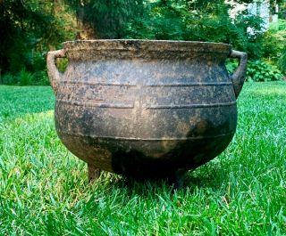 Antique Cast Iron 4gl Bean Pot Cauldron,  No.  7,  3 Legs,  2 Handles