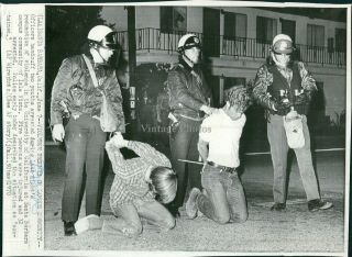 1970 Wire Photo Police Officers Handcuff Santa Barbara Ca Injury Arrest 7x9