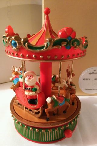 Hallmark Christmas Wind Up Merry Go Round Carousel Music Box Her Comes Santa