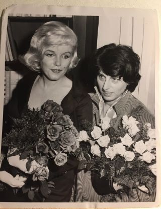 ?mystery Marilyn Monroe With Roses 7x9 Vintage Wire Photo United Press