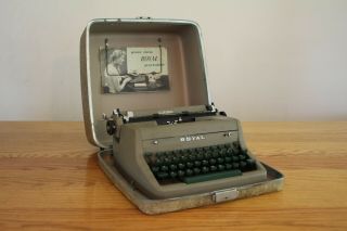 1953 Royal Quiet De Luxe Typewriter With Case - Fully Functional &