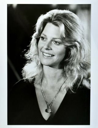 Lindsay Wagner 7 X 9 B & W Glossy Abc Promo Photo For " The Bionic Woman "