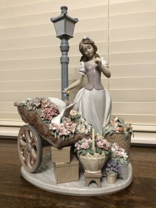 Lladro Flowers For Everyone Sculpture 01006809