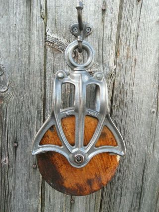 Antique CAST Iron AND WOOD PULLEY PRIMITIVE BARN ORNATE RUSTIC DECOR AND HOOK 2