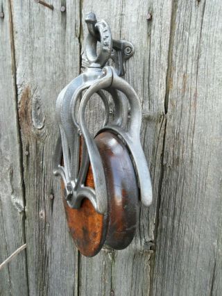 Antique CAST Iron AND WOOD PULLEY PRIMITIVE BARN ORNATE RUSTIC DECOR AND HOOK 3