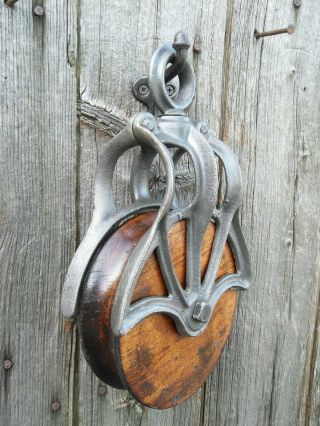 Antique CAST Iron AND WOOD PULLEY PRIMITIVE BARN ORNATE RUSTIC DECOR AND HOOK 4