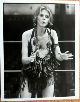 7 In.  X 9 In.  B & W Glossy Promo Photo Of Lindsay Wagner " The Bionic Woman "