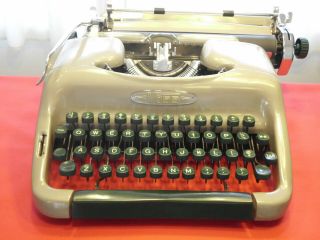 RECONDITIONED TYPEWRITER: ' 58 VOSS WUPPERTAL DeLUXE in CARAMEL: 10 - PITCH PICA - - 12