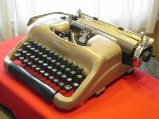 RECONDITIONED TYPEWRITER: ' 58 VOSS WUPPERTAL DeLUXE in CARAMEL: 10 - PITCH PICA - - 6