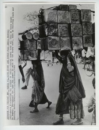 Horst Faas Vtg 1966 Women Carry Tins Of Oil On Their Heads In Bombay Press Photo