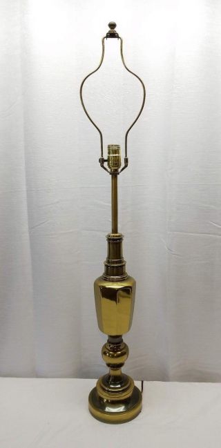Vintage Stiffel Brass Hollywood Regency Trophy Urn Accent Table Lamp Light 1950s