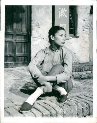 1961 Press Photo Actress France Nuyen Model Celebrity Counselor Beauty 7x9