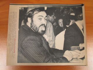 Vintage Wire Ap Press Photo Luciano Pavarotti Record Store Autograph Session