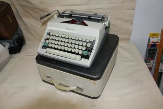 1965 OLYMPIA MODEL SM9 PORTABLE TYPEWRITER WITH CASE 10