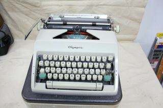 1965 OLYMPIA MODEL SM9 PORTABLE TYPEWRITER WITH CASE 4