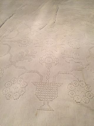 Vintage Bates White Hobnail Chenille Bedspread.  Queen Size.  111”x90” With Fringe