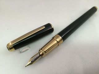 S.  T.  Dupont Orpheo Black Lacquer Fountain Pen 18k Medium Nib Gold Trim 480574m