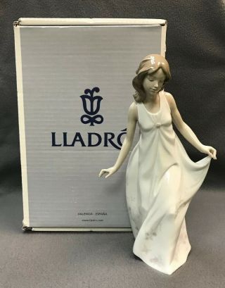 Lladro " Wonderful Mother " Figurine 6975 Porcelain Woman Dress Flowers Butterfly