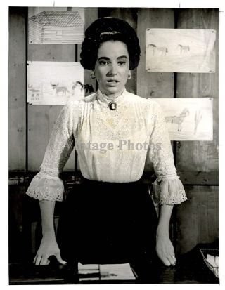 1974 Press Photo Actress Linda Cristal High Chaparral Celebrity Film Golden 7x9