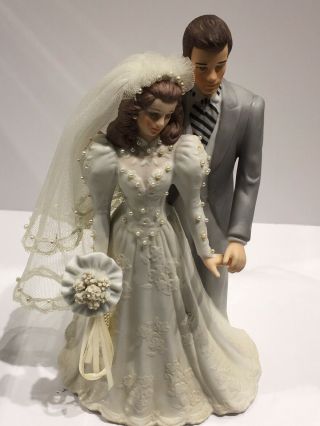 Vintage 1988,  Roman Inc.  Bride and Groom Figurine,  wind up plays Wedding March 2