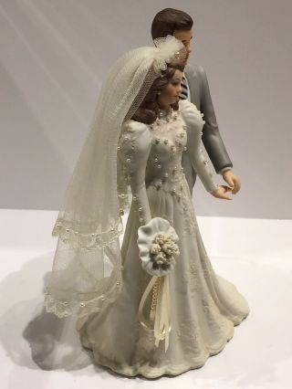 Vintage 1988,  Roman Inc.  Bride and Groom Figurine,  wind up plays Wedding March 5