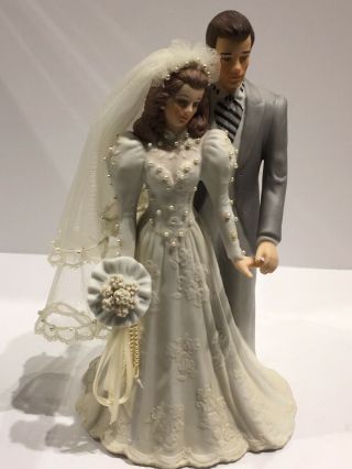 Vintage 1988,  Roman Inc.  Bride and Groom Figurine,  wind up plays Wedding March 6