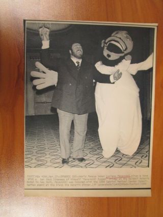 Vintage Wire Ap Press Photo Luciano Pavarotti Puppet Waldorf Astoria Hotel Ny