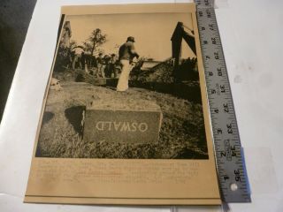 Vintage Wire Press Photo - Lee Harvey Oswald Being Exhumed Gravestone 10/5/1981