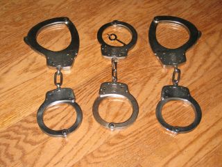 3 Smith And Wesson Handcuffs Flamingo (shackles)