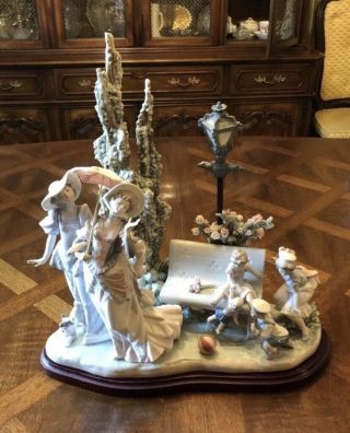 Large Retired Gloss Finish Lladro “a Stroll In The Park” 1519