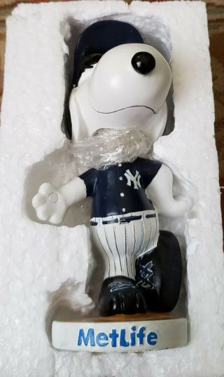 2012 York Yankees Metlife Snoopy Bobblehead Peanuts Charlie Brown W/box