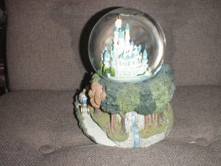 Rare Disney Cinderella Castle Musical Water Snow Globe 