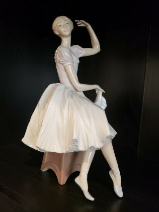 Collectible Lladro Girl Ballerina Sitting On Stool Porcelain Figurine Pre - Owned